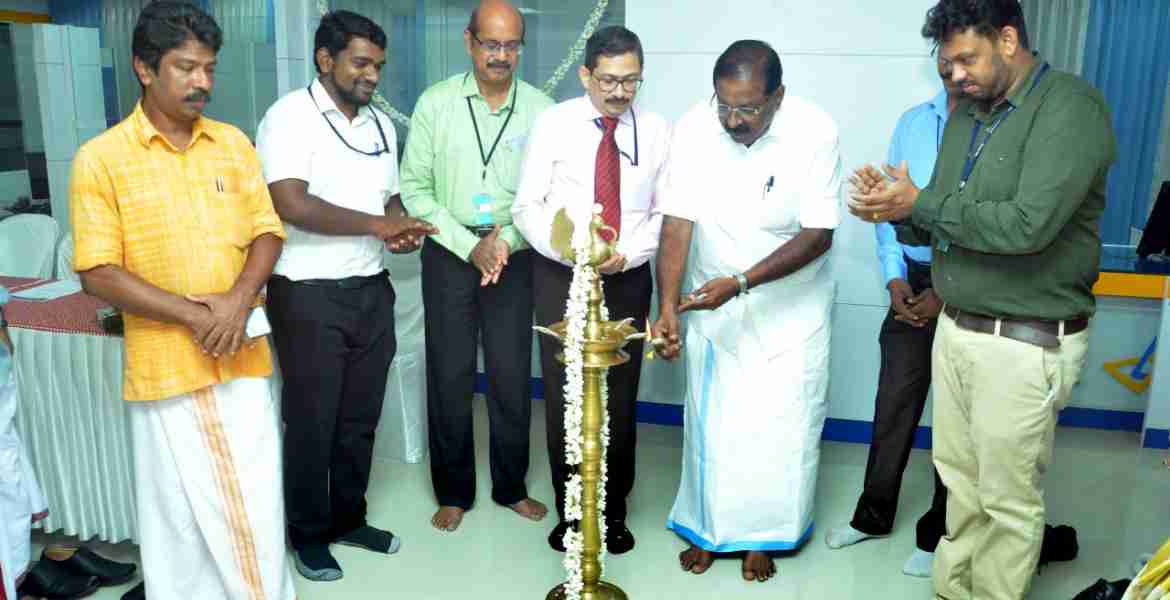 കണ്ണപുരത്ത് കാനറാ ബാങ്കിന്റെ രണ്ടു ശാഖകളും ലയിപ്പിച്ച് ഒരു ശാഖയായി പുതിയ കെട്ടിടത്തിലേക്ക് മാറുന്ന ചടങ്ങ് രാജ്‌മോഹൻ ഉണ്ണിത്താൻ ഉൽഘാടനം ചെയ്യുന്നു