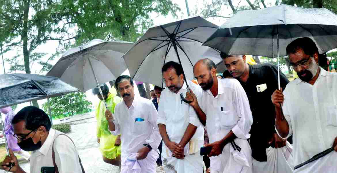 കാപ്പാട്  ബീച്ച്  മന്ത്രി പി.സി. വിഷ്ണുനാഥ് സന്ദർശിക്കുന്നു