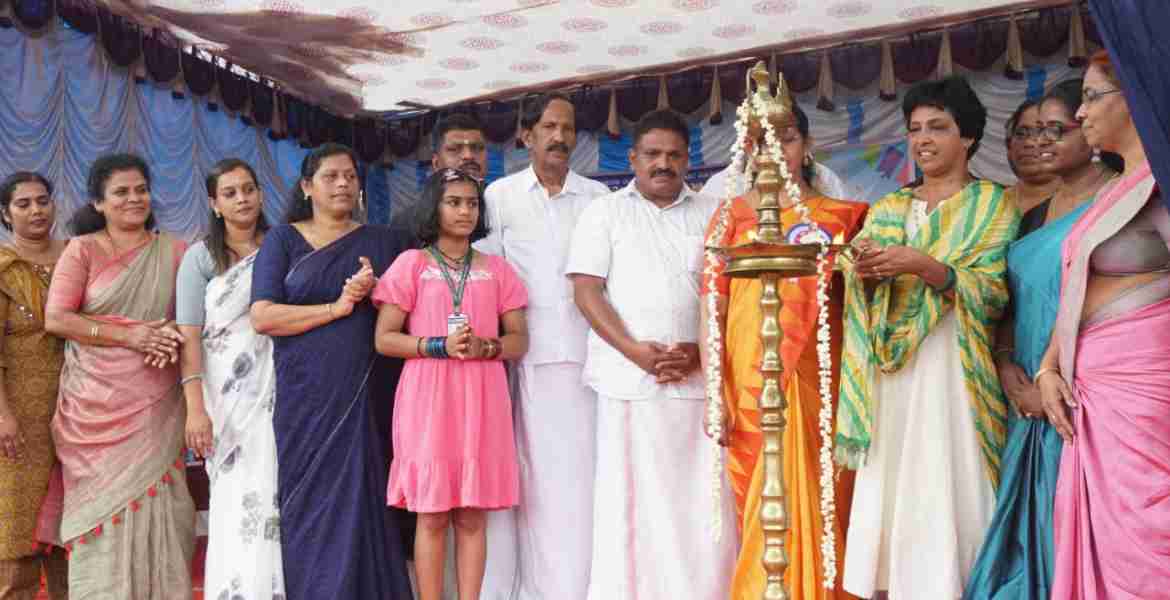 കാരംവേലി സര്‍ക്കാര്‍ എല്‍ പി സ്‌കൂള്‍ വാര്‍ഷികം ജില്ലാ പഞ്ചായത്ത് അംഗം സ്റ്റെല്ല തോമസ് ഉദ്ഘാടനം ചെയ്യുന്നു