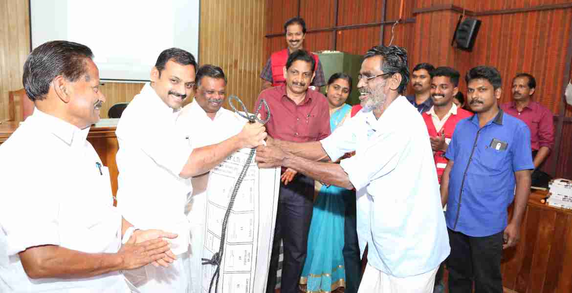 ഷെല്‍ട്ടര്‍ കിറ്റുകളുടെ വിതരണോത്ഘാടനം ഇടുക്കി എം.പി ഡീന്‍ കുര്യാക്കോസ്  നിര്‍വഹിക്കുന്നു. എംഎല്‍എ എസ് രാജേന്ദ്രന്‍, ജി്ല്ലാ കളക്ടര്‍ എച്ച്.ദിനേശന്‍ എന്നിവര്‍ സമീപം