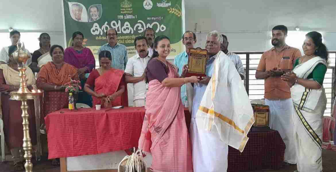 കര്‍ഷകദിനാചരണത്തിന്റെ ഭാഗമായി കര്‍ഷക അവാര്‍ഡ് വിതരണം മല്ലപ്പള്ളി ബ്ലോക്ക് പഞ്ചായത്ത് പ്രസിഡന്റ് ബിന്ദു ചന്ദ്രമോഹന്‍ നിര്‍വഹിക്കുന്നു