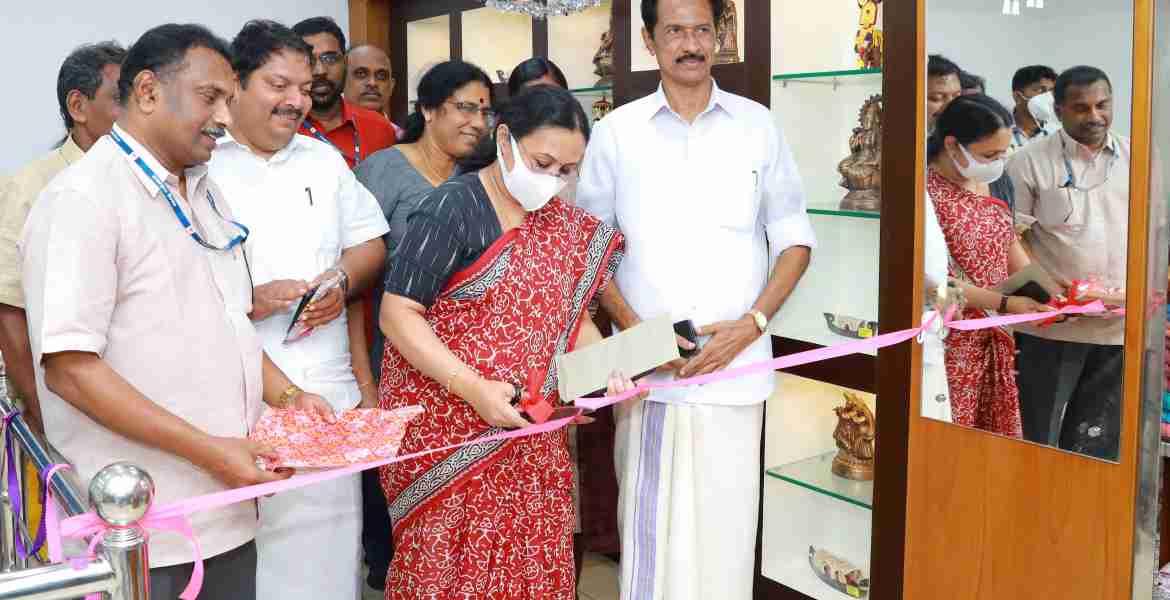 ഓണം ഖാദി ജില്ലാതല മേളയുടെയും നവീകരിച്ച ഇലന്തൂര്‍ ഖാദി വില്‍പന ശാലയുടേയും ഉദ്ഘാടനം ഇലന്തൂര്‍ ജില്ലാ ഖാദി ഗ്രാമവ്യവസായ ഓഫീസ് അങ്കണത്തില്‍ ആരോഗ്യമന്ത്രി വീണാ ജോര്‍ജ് നിര്‍വഹിക്കുന്നു