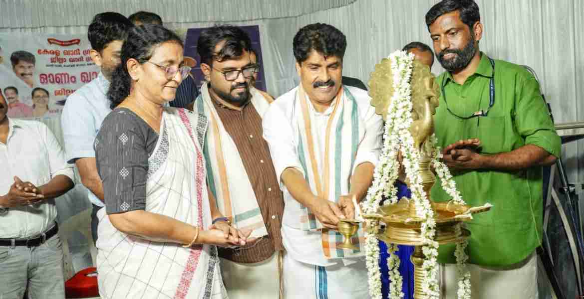 കേരള ഖാദി ഗ്രാമവ്യവസായ ബോര്‍ഡിന്റെ ആഭിമുഖ്യത്തിലുള്ള ഖാദി ഓണം മേള 2026ന്റെ ജില്ലാതല ഉദ്ഘാടനം മന്ത്രി ടി. സിദ്ദീഖ് നിര്‍വഹിക്കുന്നു
