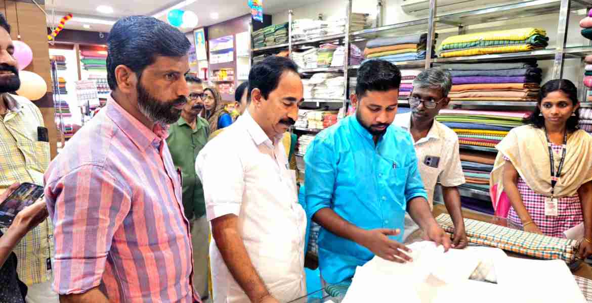 ബാലുശ്ശേരി അറപ്പീടിക ഖാദി ഷോറൂമില്‍ ഓണം ഖാദി മേളയുടെ ഉദ്ഘാടനം വി.ടി സൂരജ് എം.എല്‍.എ നിര്‍വഹിക്കുന്നു