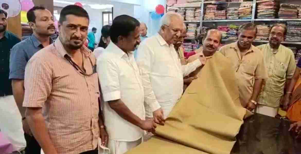 പയ്യന്നൂർ ഖാദിയിൽ ഉത്പാദിപ്പിച്ച കാക്കിത്തുണി ഖാദി ബോർഡ് വൈസ് ചെയർമാൻ പി ജയരാജൻ നോക്കിക്കാണുന്നു