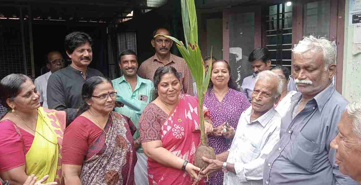 കര്‍ഷക സഭയില്‍ കോന്നി ഗ്രാമപഞ്ചായത്ത് ആനി സാബു തോമസ് തെങ്ങിന്‍തൈ വിതരണം ചെയ്യുന്നു