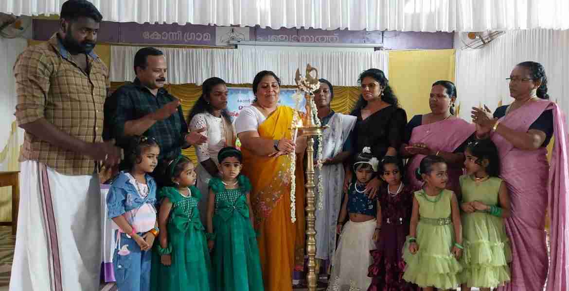 കോന്നി ഗ്രാമപഞ്ചായത്ത് സംഘടിപ്പിച്ച അങ്കണവാടി കുട്ടികളുടെ കലോത്സവം പ്രസിഡന്റ് ആനി സാബു തോമസ് ഉദ്ഘാടനം ചെയ്യുന്നു
