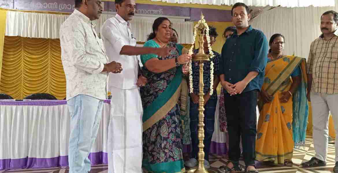 കോന്നി ഗ്രാമ പഞ്ചായത്തിലെ ഭിന്നശേഷി കുട്ടികളുടെ കലാമേളയുടെ ഉദ്ഘാടനം പ്രസിഡന്റ് ആനി സാബു തോമസ് നിര്‍വഹിക്കുന്നു