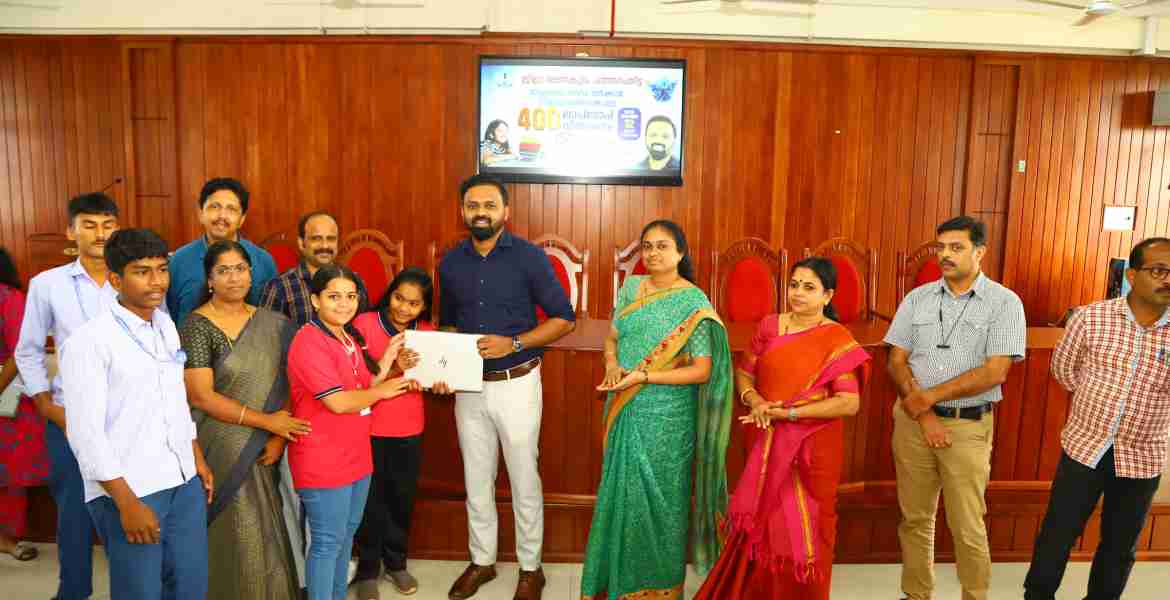 കുട്ടികള്‍ക്കുള്ള ലാപ്‌ടോപ് വിതരണം ജില്ല കലക്ടര്‍ എസ് പ്രേം കൃഷ്ണന്‍ പ്ലാനിങ്ങ് സെക്രട്ടറിയേറ്റ് കോണ്‍ഫറന്‍സ് ഹാളില്‍ നിര്‍വഹിക്കുന്നു