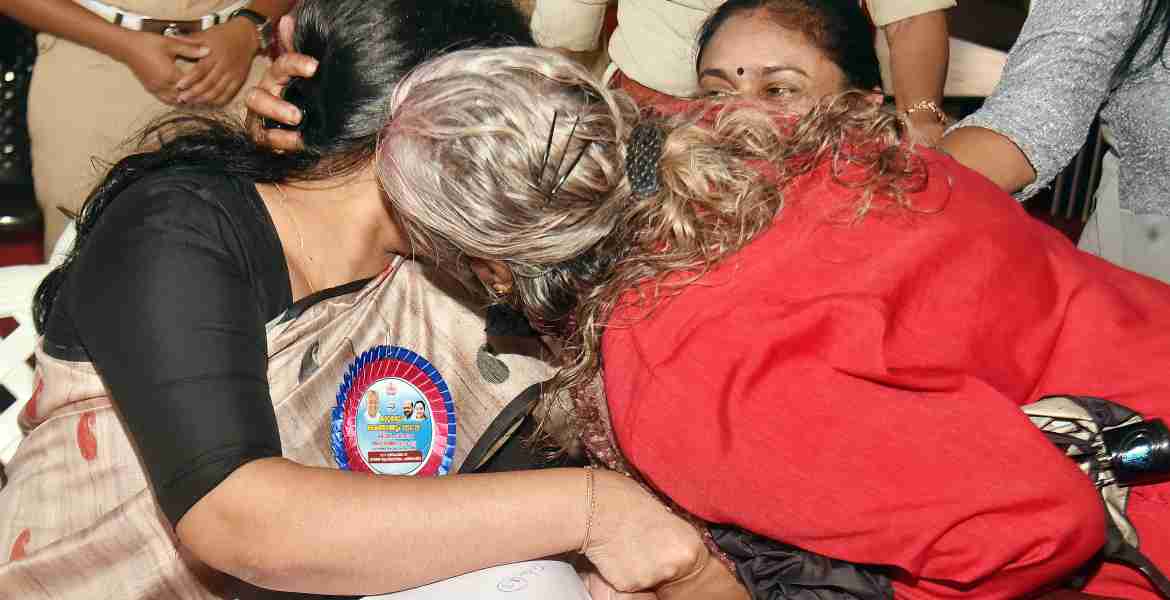 മന്ത്രിയ്‌ക്കൊരുമ്മ...പത്തനംതിട്ട റോയല്‍ ഓഡിറ്റോറിയത്തില്‍ കരുതലും കൈത്താങ്ങും താലൂക്ക്തല അദാലത്തിലെത്തി പരാതിക്ക് പരിഹാരമായതിന്റെ സന്തോഷം പങ്കിടുന്ന ലീലാമണി