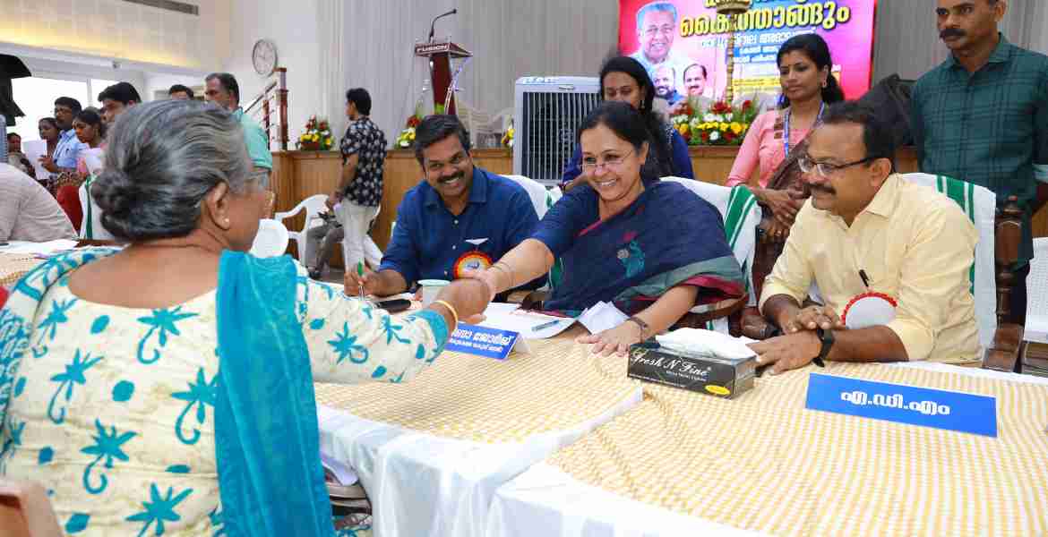 കരുതലും കൈത്താങ്ങും കോന്നി താലൂക്ക്തല അദാലത്തില്‍ ആരോഗ്യ മന്ത്രി വീണാ ജോര്‍ജ് കുമ്പഴ സ്വദേശിനി ലീലാമ്മ ഈശോയുടെ പരാതി കേള്‍ക്കുന്നു