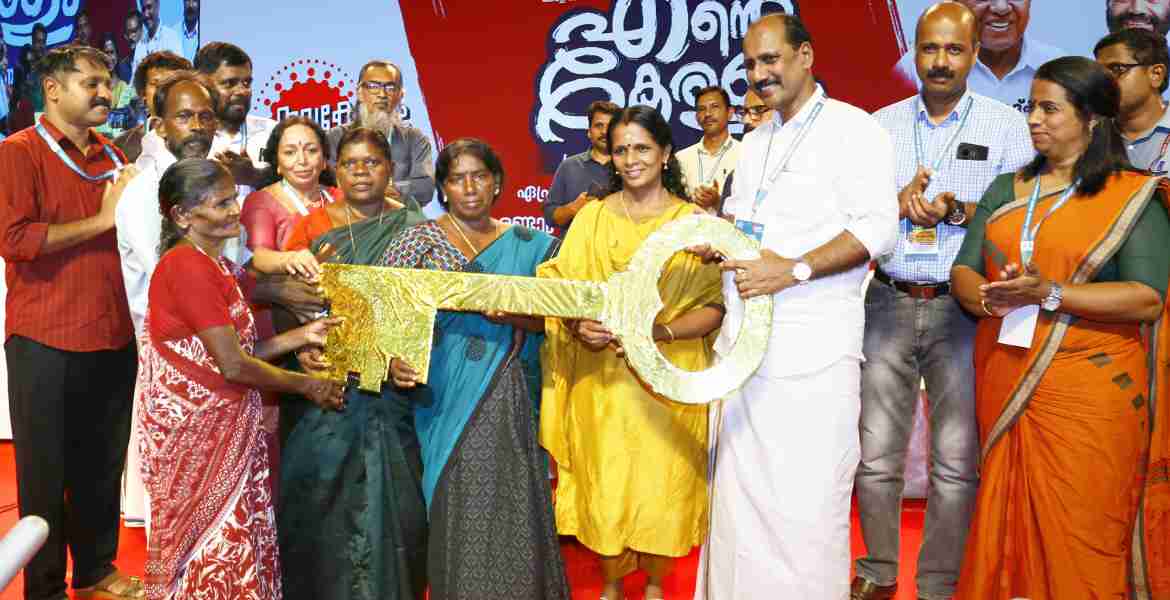 തദ്ദശ സ്വയംഭരണ സ്ഥാപനവും ലൈഫ് മിഷനും സംയുക്തമായി നടത്തിയ ലൈഫ് സംഗമത്തിൽ നിർമാണം പൂർത്തിയായ  ലൈഫ് വീടുകളുടെ താക്കോൽദാനം അഡ്വ. സെബാസ്റ്റ്യൻ കുളത്തുങ്കൽ എം.എൽ.എ. നിർവഹിക്കുന്നു