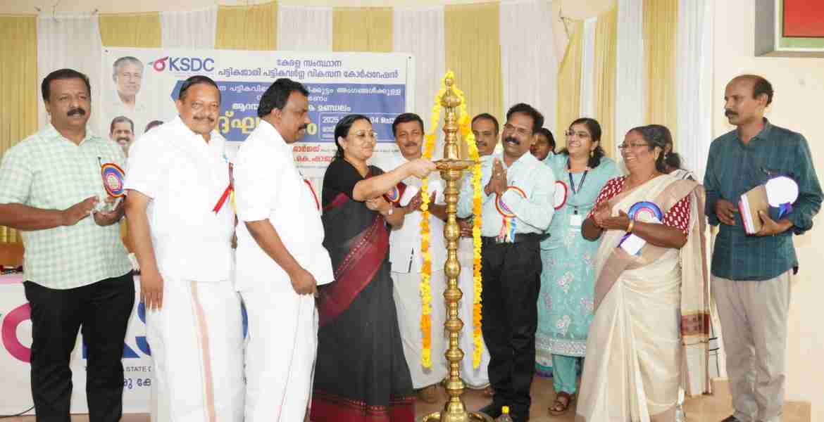 ആറന്മുള നിയോജക മണ്ഡലത്തില്‍ സിഡിഎസ് മുഖേന പട്ടികവിഭാഗം കുടുംബശ്രീ അംഗങ്ങള്‍ക്ക് നല്‍കുന്ന സ്വയം തൊഴില്‍ വായ്പയുടെ വിതരണോദ്ഘാടനം ആറാട്ടുപ്പുഴ തരംഗം ഓഡിറ്റോറിയത്തില്‍ ആരോഗ്യ വകുപ്പ് മന്ത്രി വീണാ ജോര്‍ജ് നിര്‍വഹിക്കുന്നു