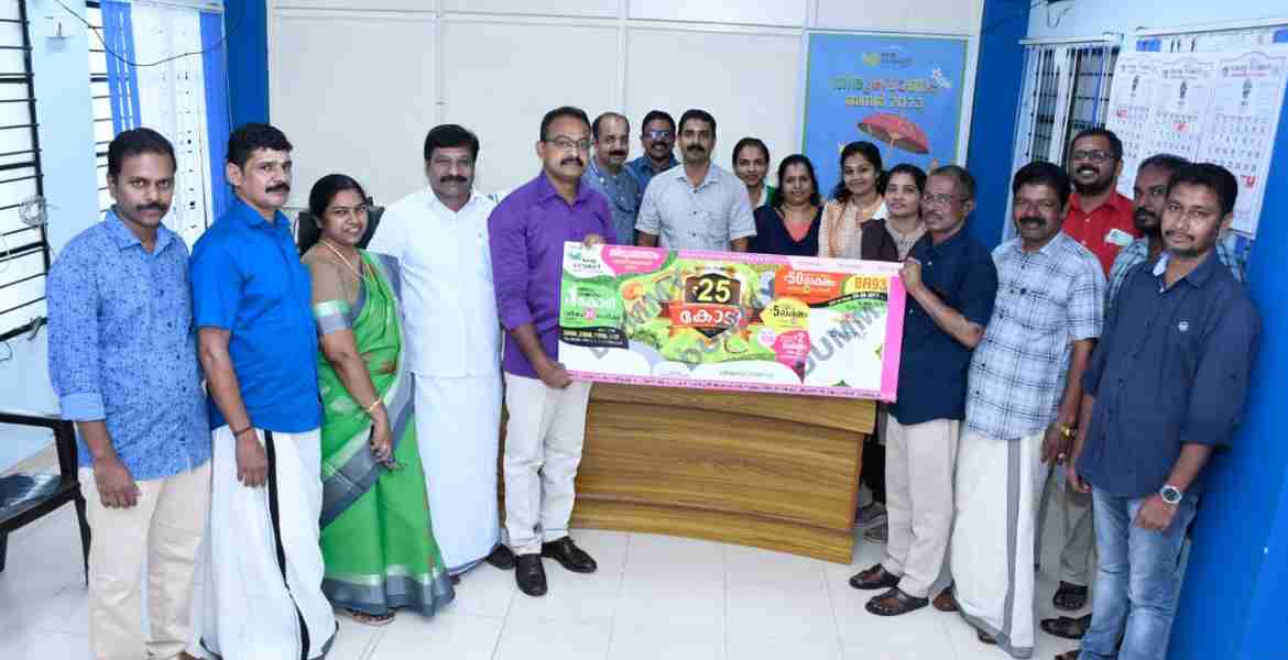 കേരള സംസ്ഥാന ഭാഗ്യക്കുറി വകുപ്പിന്റെ തിരുവോണം ബമ്പര്‍ ഭാഗ്യക്കുറി 2023 (ബിആര്‍-93) ടിക്കറ്റിന്റെ ജില്ലാ തല പ്രകാശന കര്‍മം പത്തനംതിട്ട കളക്ടറേറ്റില്‍ എഡിഎം ബി.രാധാകൃഷ്ണന്‍ നിര്‍വഹിക്കുന്നു
