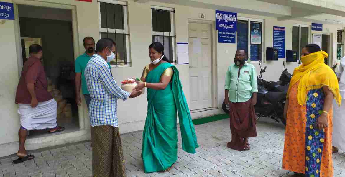 മച്ചിപ്ലാവിലെ ഫ്ളാറ്റ് സമുചയത്തില്‍ ഗ്രമാപഞ്ചായത്തിന്റെ നേതൃത്വത്തില്‍ അരി കിറ്റുകള്‍ എത്തിച്ചപ്പോള്‍.