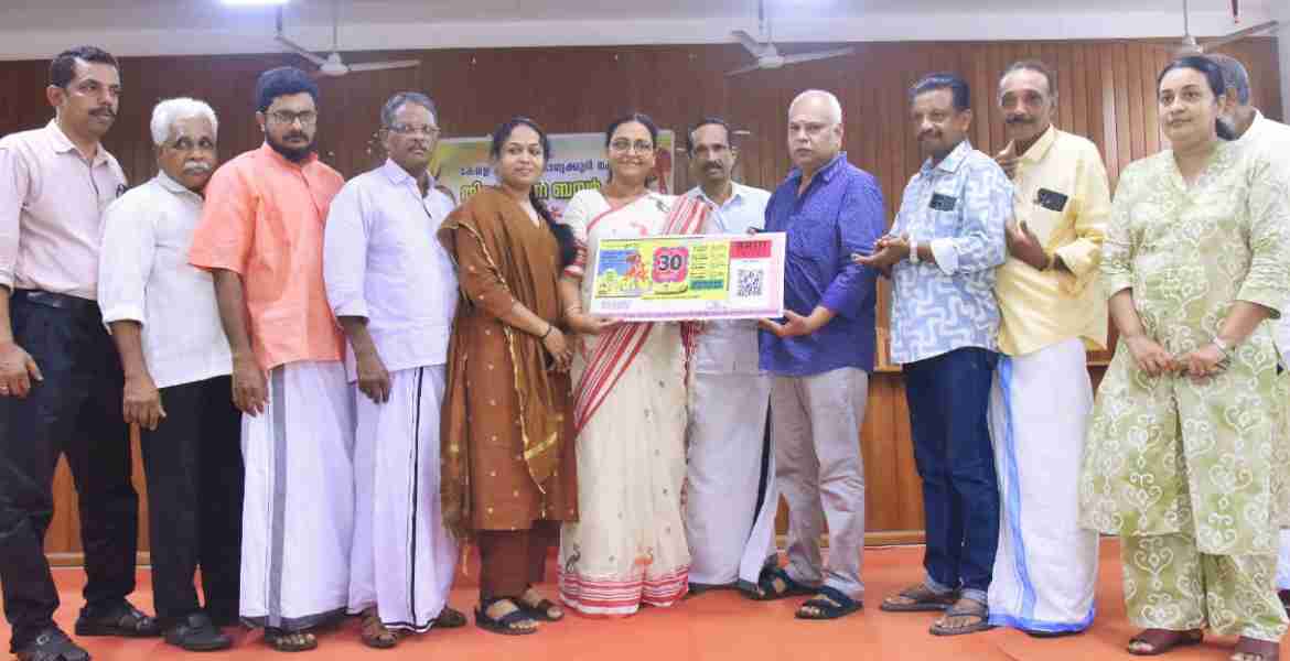 തിരുവോണം ബംബര്‍ ഭാഗ്യക്കുറി വില്‍പനയുടെ ജില്ലാതല ഉദ്ഘാടനം ജില്ലാ പഞ്ചായത്ത് പ്രസിഡന്റ് മില്ലി മോഹന്‍ നിര്‍വഹിക്കുന്നു