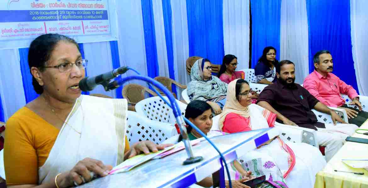 സംസ്ഥാന വനിതാ കമ്മീഷന്‍ കാഞ്ഞങ്ങാട് മുനിസിപ്പല്‍ ടൗണ്‍ഹാളില്‍ സംഘടിപ്പിച്ച ഗാര്‍ഹിക പീഡനനിരോധന നിയമം മുഖാമുഖം പരിപാടി ഉദ്ഘാടനം ചെയ്യത് വനിതാകമ്മീഷന്‍ ചെയര്‍പേഴ്സണ്‍ എം സി ജോസഫൈന്‍ സംസാരിക്കുന്നു