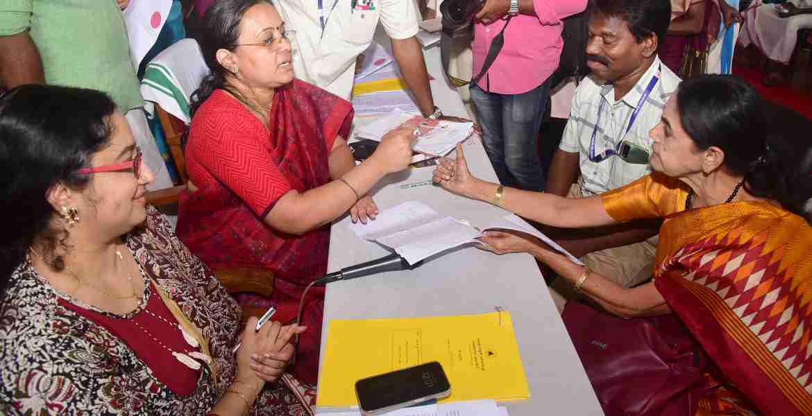 സംസ്ഥാന മന്ത്രിസഭയുടെ രണ്ടാം വാര്‍ഷികത്തോടനുബന്ധിച്ച് നടത്തുന്ന കരുതലും കൈത്താങ്ങും കോഴഞ്ചേരി താലൂക്ക്തല പരാതി പരിഹാര അദാലത്തില്‍ മുന്‍ എംഎല്‍എ മാലേത്ത് സരളാദേവിയുടെ പരാതി ആരോഗ്യ വകുപ്പ് മന്ത്രി വീണാ ജോര്‍ജ് കേള്‍ക്കുന്നു.