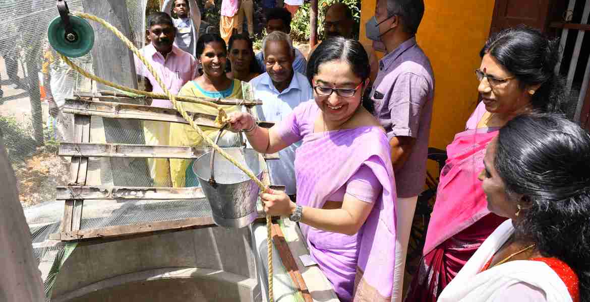ഫോട്ടോ അടിക്കുറിപ്പ്-മച്ചിക്കാട് - ലോക ജല ദിനത്തോട് അനുബന്ധിച്ച് ഓമല്ലൂര്‍ ഗ്രാമപഞ്ചായത്തിലെ മച്ചിക്കാട് ലക്ഷം വീട് കോളനിയില്‍ പൂര്‍ത്തികരിച്ച കിണറുകളുടെ സമര്‍പ്പണം ജില്ലാ കളക്ടര്‍ ഡോ. ദിവ്യ എസ് അയ്യര്‍ നിര്‍വഹിക്കുന്നു.