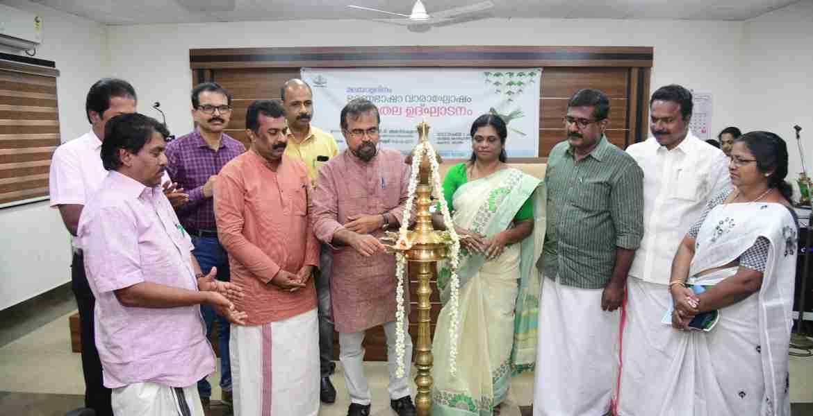 മലയാളദിനാഘോഷത്തിന്റെയും ഭരണഭാഷാ വാരാഘോഷത്തിന്റെയും ജില്ലാതല ഉദ്ഘാടനം കളക്ടറേറ്റ് കോൺഫറൻസ് ഹാളിൽ മഹാത്മാഗാന്ധി സർവകലാശാല വൈസ് ചാൻസലർ പ്രൊഫ. സി.ടി. അരവിന്ദകുമാർ നിർവഹിക്കുന്നു