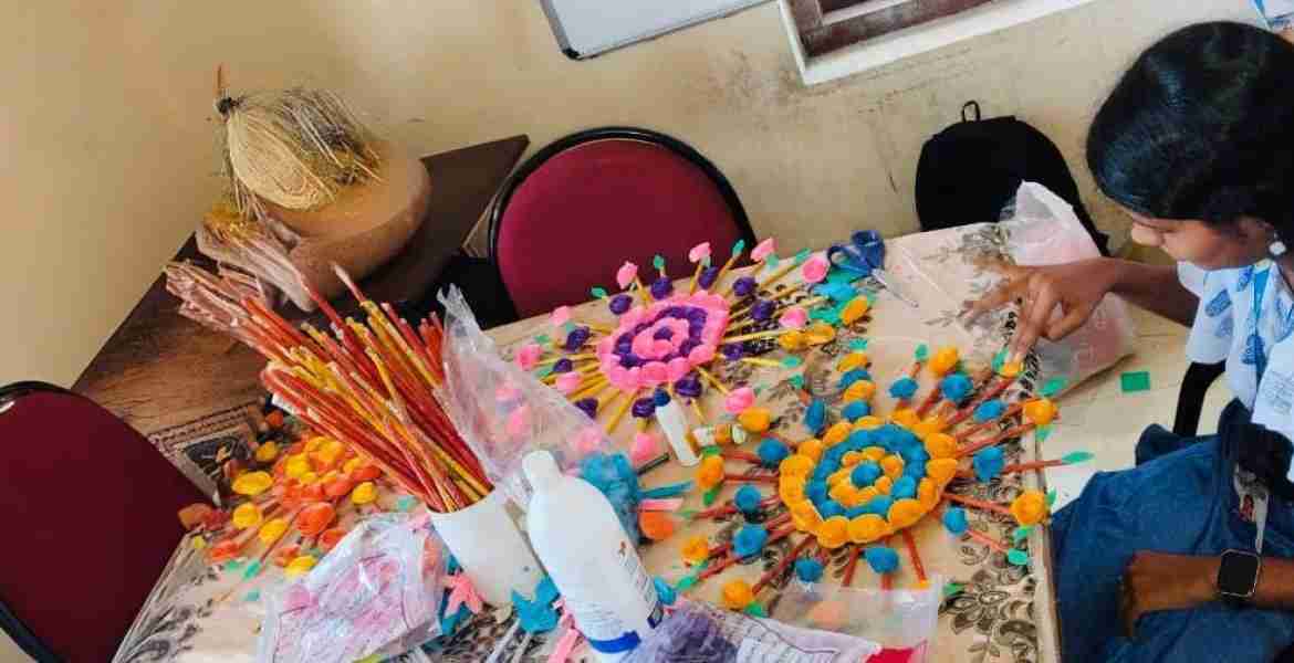 മലയാലപ്പുഴ ബഡ്സ് സ്‌കൂളിലെ കുട്ടികള്‍ നിര്‍മിച്ച കരകൗശല വസ്തുക്കള്‍
