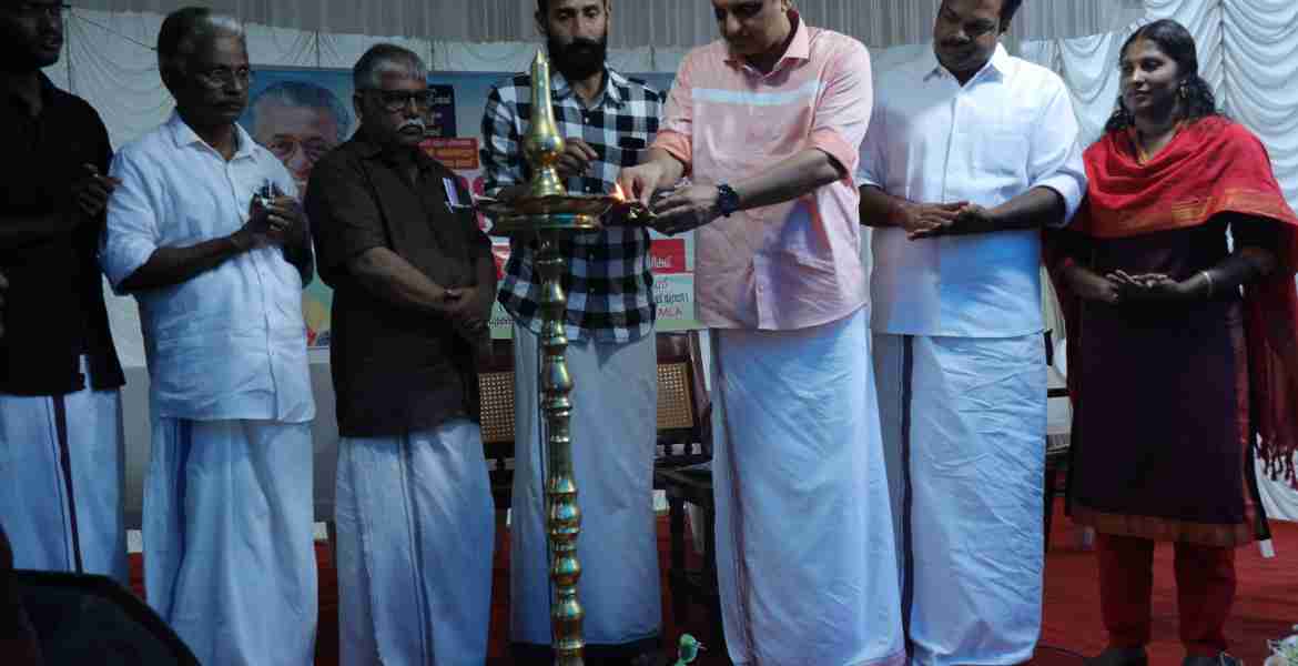 മലയാലപ്പുഴ ബസ്സ് സ്റ്റാന്‍ഡിന്റെയും മണ്ണാറക്കുളഞ്ഞി -മലയാലപ്പുഴ, വെട്ടൂര്‍ -കാഞ്ഞിരപ്പാറ- മലയാലപ്പുഴ റോഡുകളുടെയും നിര്‍മാണോദ്ഘാടനം മലയാലപ്പുഴയില്‍ മന്ത്രി മുഹമ്മദ് റിയാസ് നിര്‍വഹിക്കുന്നു
