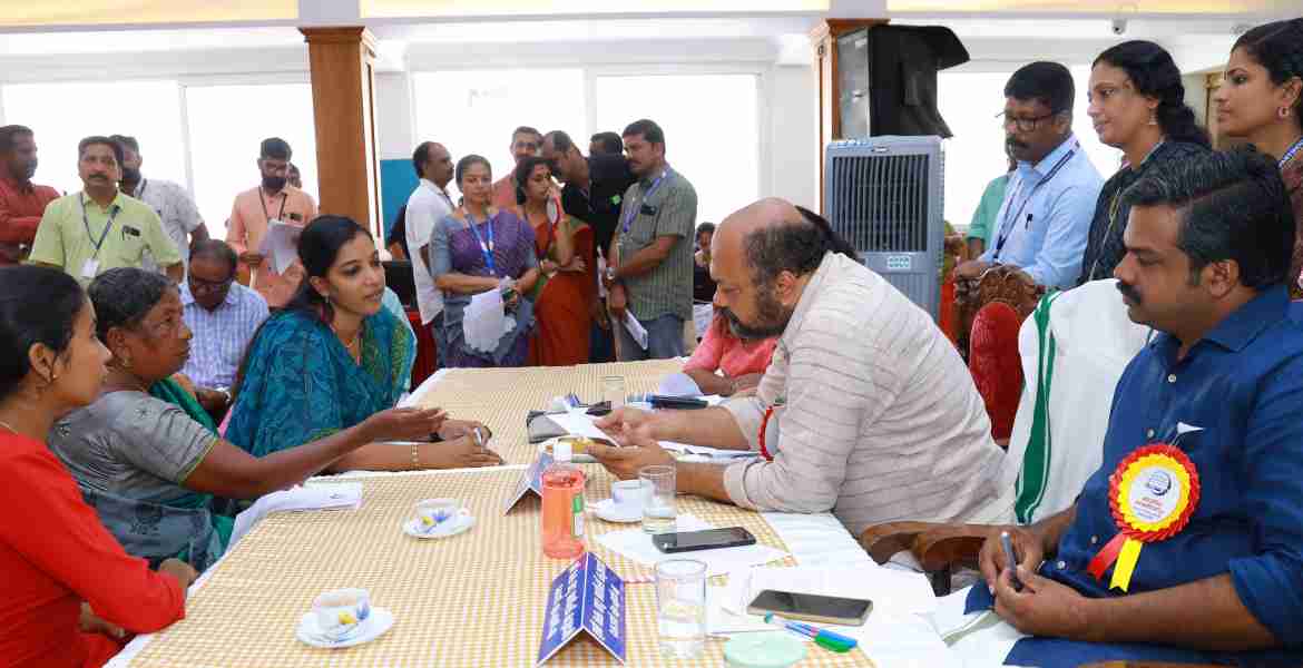 കരുതലും കൈത്താങ്ങും കോന്നി താലൂക്ക്തല അദാലത്തില്‍ വ്യവസായമന്ത്രി പി.രാജീവ് മല്ലശേരി സ്വദേശിനി മണിയമ്മയുടെ പരാതി കേള്‍ക്കുന്നു