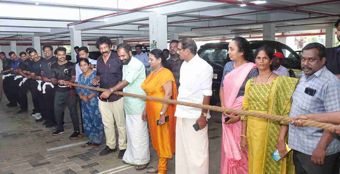 ജില്ലാ സ്പോർട്സ് കൗൺസിലിന്റെയും ജില്ലാ ലേബർ ഡിപ്പാർട്ട്മെന്റിന്റെയും സഹകരണത്തോടെ മെയ്ദിന കായികമേളയോടനുബന്ധിച്ച് നടത്തിയ തൊഴിലാളികളുടെ വടംവലി മത്സരം അഡ്വ. റജി സഖറിയ ഉദ്ഘാടനം ചെയ്യുന്നു