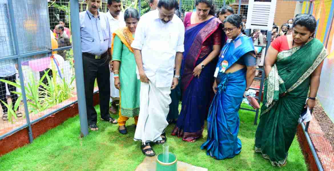മയ്യിൽ ഇടൂഴി മാധവൻ നമ്പൂതിരി സ്മാരക ഗവ : സെക്കൻഡറി സ്കൂളിൽ സ്ഥാപിച്ച കാലാവസ്ഥ കേന്ദ്രത്തിന്റെ  ഉദ്ഘാടനം നിർവഹിച്ചതിനുശേഷം മന്ത്രി എം വി ഗോവിന്ദൻ മാസ്റ്റർ മഴമാപിനി നോക്കി കാണുന്നു ജില്ലാ പഞ്ചായത്ത് പ്രസിഡണ്ട് പി പി ദിവ്യ,കണ്ണൂർ ആർ ഡി ഡി പി വി പ്രസീത, മയ്യിൽ പഞ്ചായത്ത് പ്രസിഡണ്ട് കെ കെ റിഷ്‌ന തുടങ്ങിയവർ സമീപം