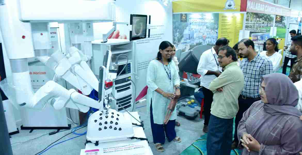 സംസ്ഥാന സർക്കാരിന്റെ നാലാം വാർഷികത്തോടനുബന്ധിച്ച് കണ്ണൂർ പോലീസ് മൈതാനിയിലൊരുക്കിയ  എന്റെ കേരളം പ്രദർശന വിപണന മേളയിലെ മലബാർ കാൻസർ സെന്റർ പവലിയനിലെ ഡാവിഞ്ചി റോബോട്ടിക് സർജിക്കൽ സിസ്റ്റം നോക്കിക്കാണുന്നവർ