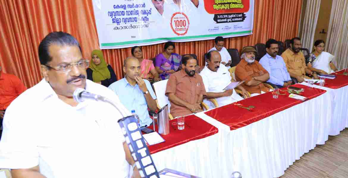 പടക്കാട് ബേക്കല്‍ ക്ലബില്‍ സംഘടിപ്പിച്ച  ജില്ലാതല നിക്ഷേപ സംഗമം ഉദ്ഘാടനം ചെയ്ത് വ്യാവസായ വകുപ്പ് മന്ത്രി ഇ പി ജയരാജന്‍  സംസാരിക്കുന്നു 