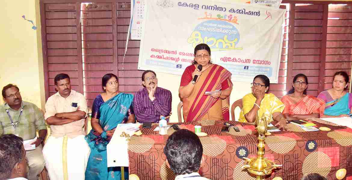 പട്ടികവര്‍ഗ മേഖല ക്യാമ്പിന്റെ ഭാഗമായി കാട്ടാത്തി ഗിരിജന്‍ കോളനി വന വികസന സമിതി കെട്ടിടത്തില്‍ ചേര്‍ന്ന വിവിധ വകുപ്പുകളുടെ ഏകോപന യോഗം ഉദ്ഘാടനം ചെയ്തു വനിതാ കമ്മിഷന്‍ അധ്യക്ഷ അഡ്വ. പി. സതീദേവി സംസാരിക്കുന്നു