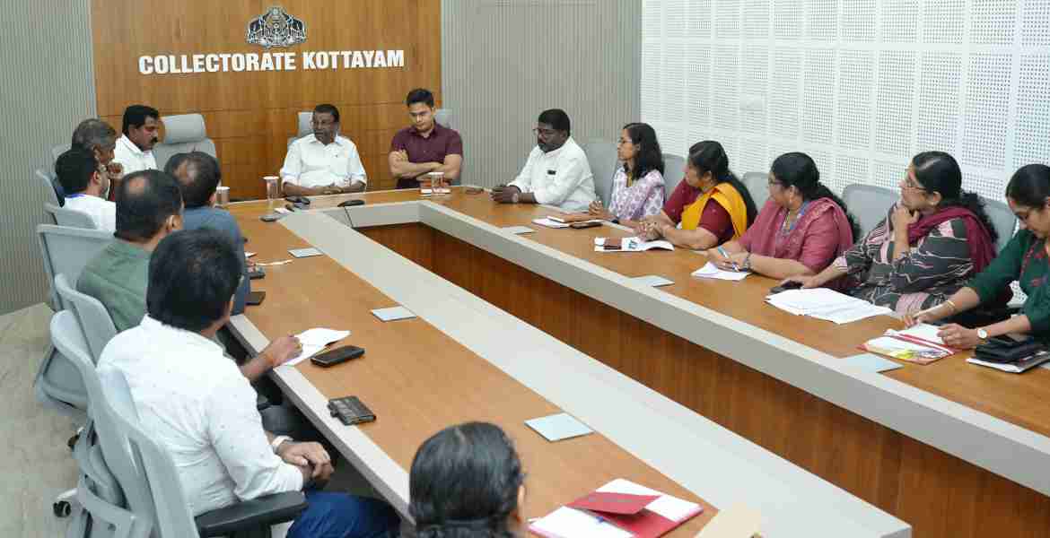 കോട്ടയം നഗരത്തിലെ തെരുവുനായ ശല്യം പരിഹരിക്കുന്നതിനെക്കുറിച്ച് ആലോചിക്കുന്നതിന് കളക്ടറേറ്റില്‍ ചേര്‍ന്ന യോഗത്തില്‍ നിയമസഭാ സ്പീക്കര്‍ തിരുവഞ്ചൂര്‍ രാധാകൃഷ്ണന്‍ സംസാരിക്കുന്നു.  