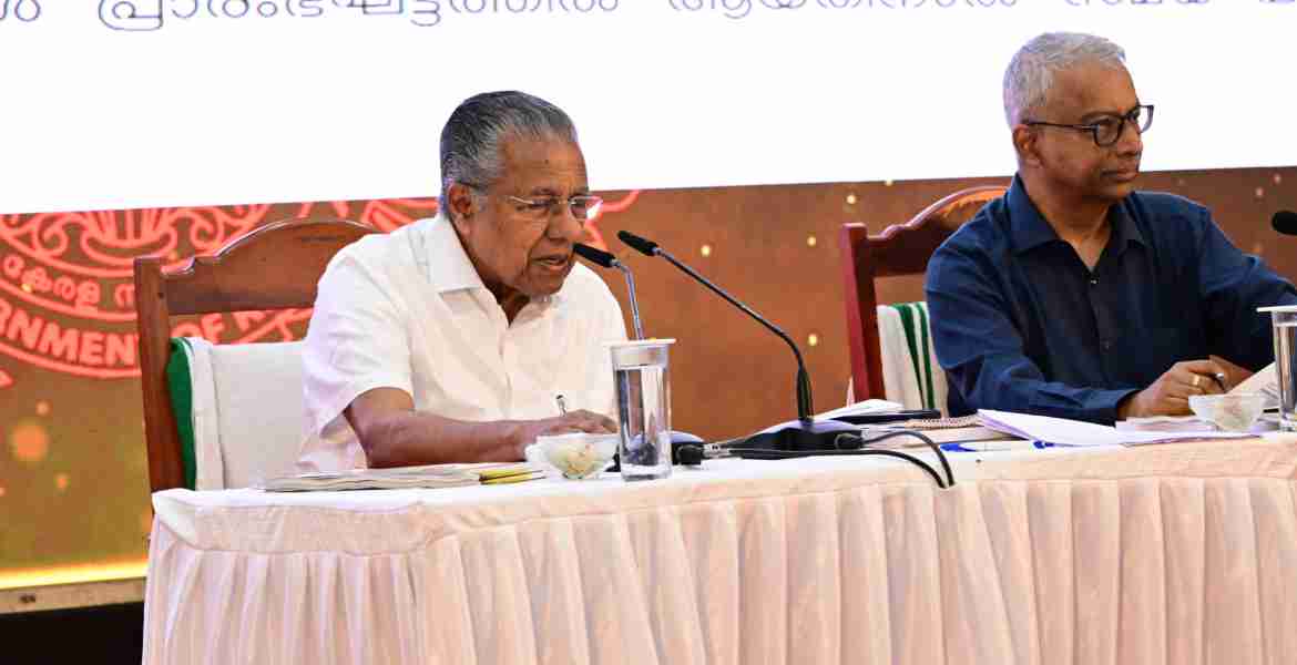 കണ്ണൂർ കൃഷ്ണ മേനോൻ സ്മാരക ഗവ. വനിതാ കോളേജ് ഓഡിറ്റോറിയത്തിൽ  ചേർന്ന നാല് ജില്ലകളുടെ മേഖലാതല യോഗത്തിൽ മുഖ്യമന്ത്രി പിണറായി വിജയൻ സംസാരിക്കുന്നു