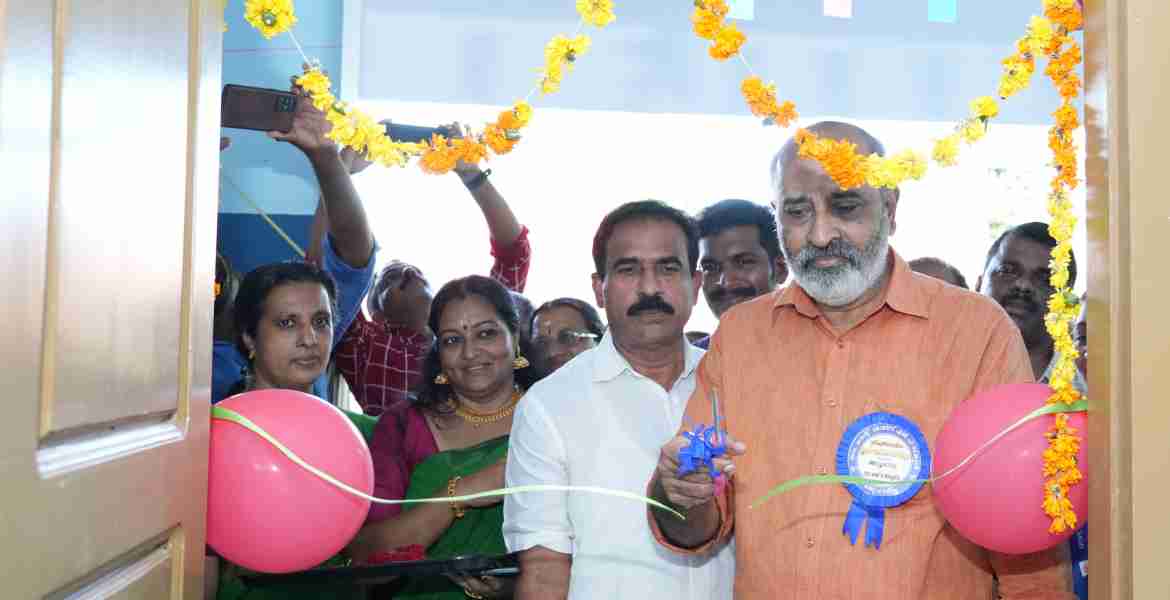 എസ്എസ്‌കെ ഫണ്ട് ഉപയോഗിച്ച് നിര്‍മിച്ച മേപ്രാല്‍ ഗവ. സെന്റ് ജോണ്‍സ് എല്‍പി സ്‌കൂള്‍ കെട്ടിടത്തിന്റെ  ശിലാഫലക അനാച്ഛാദനം അഡ്വ. മാത്യു ടി. തോമസ് എംഎല്‍എ നിര്‍വഹിക്കുന്നു