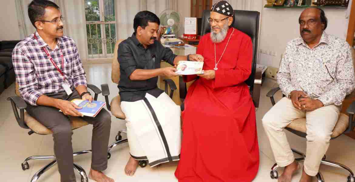 റാന്നിയില്‍ ക്നാനായ സഭാ അധ്യക്ഷന്‍ കുറിയാക്കോസ് മാര്‍ ഇവാനിയോസ് മെത്രാപ്പോലീത്തയ്ക്ക് പ്രമോദ് നാരായണന്‍ എംഎല്‍എ മുഖ്യമന്ത്രിയുടെ കത്തും ബ്രോഷറും കൈമാറുന്നു