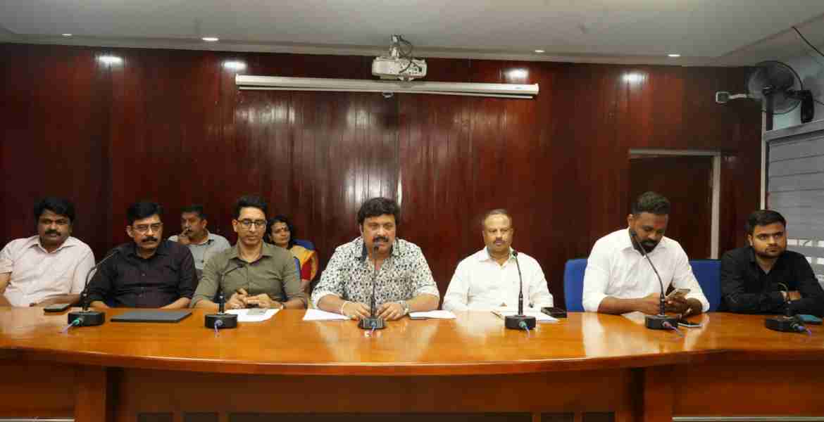 കലക്ടറേറ്റ് കോണ്‍ഫറന്‍സ് ഹാളില്‍ സംഘടിപ്പിച്ച '2031 സെമിനാര്‍' സംഘാടക സമിതി യോഗത്തില്‍ മന്ത്രി കെ ബി ഗണേഷ് കുമാര്‍ സംസാരിക്കുന്നു