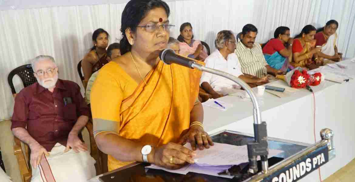 മലയാലപ്പുഴ ക്ഷീരോല്‍പാദക സഹകരണ സംഘത്തിന്റെ ആഭിമുഖ്യത്തില്‍ സംഘടിപ്പിച്ച ക്ഷീരസംഗമം ഉദ്ഘാടനം ക്ഷീരവികസന വകുപ്പ് മന്ത്രി ജെ. ചിഞ്ചുറാണി നിര്‍വഹിക്കുന്നു