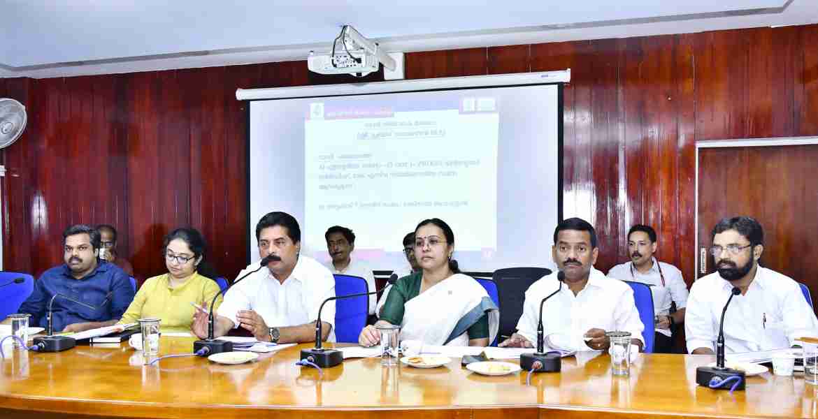 ജില്ലയിലെ ജലജീവന്‍ മിഷന്‍ പദ്ധതികള്‍, ശബരിമല തീര്‍ഥാടനക്രമീകരണങ്ങള്‍ എന്നിവ വിലയിരുത്തുന്നതുമായി ബന്ധപ്പെട്ട് കളക്‌ട്രേറ്റ് കോണ്‍ഫറന്‍സ് ഹാളില്‍ ചേര്‍ന്ന അവലോകനയോഗത്തില്‍ ജലവിഭവവകുപ്പ് മന്ത്രി റോഷി അഗസ്റ്റിന്‍ സംസാരിക്കുന്നു.  ആരോഗ്യമന്ത്രി വീണാജോര്‍ജ്, അഡ്വ. പ്രമോദ് നാരായണ്‍ എംഎല്‍എ, അഡ്വ.കെ.യു. ജനീഷ്‌കുമാര്‍ എംഎല്‍എ, ജില്ലാ കളക്ടര്‍ ഡോ. ദിവ്യ എസ് അയ്യര്‍, വാട്ടര്‍ അതോറിറ്റി ബോര്‍ഡ് അംഗം ഉഷാലയം ശിവരാജന്‍ എന്നിവര്‍ സമീപം