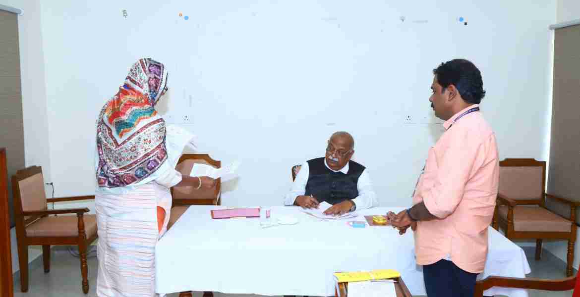 സംസ്ഥാന ന്യൂനപക്ഷ കമ്മീഷന്‍ ജില്ലാ സിറ്റിംഗില്‍  ചെയര്‍മാന്‍ അഡ്വ. എ.എ റഷീദ് പരാതി കേള്‍ക്കുന്നു