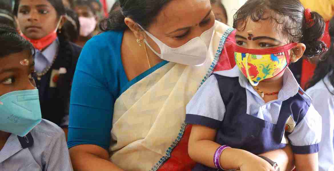 ആരോഗ്യമന്ത്രി വീണാ ജോര്‍ജ് മിത്രയെ മടിയിലിരുത്തി സംസാരിക്കുന്നു