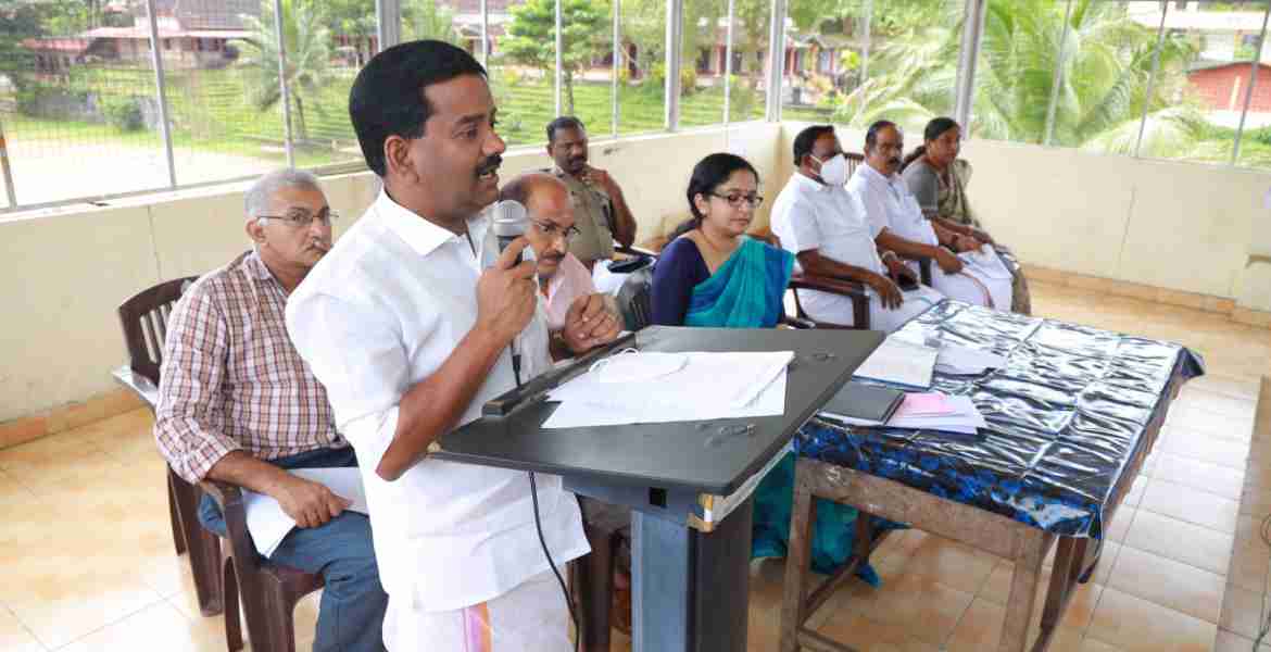 റാന്നി താലൂക്ക് വികസന സമിതി യോഗത്തില്‍ അഡ്വ. പ്രമോദ് നാരായണ്‍ എംഎല്‍എ  സംസാരിക്കുന്നു. ജില്ലാ കളക്ടര്‍ ഡോ.ദിവ്യ എസ് അയ്യര്‍, റാന്നി തഹസില്‍ദാര്‍ ആര്‍.രാജേഷ് എന്നിവര്‍ സമീപം