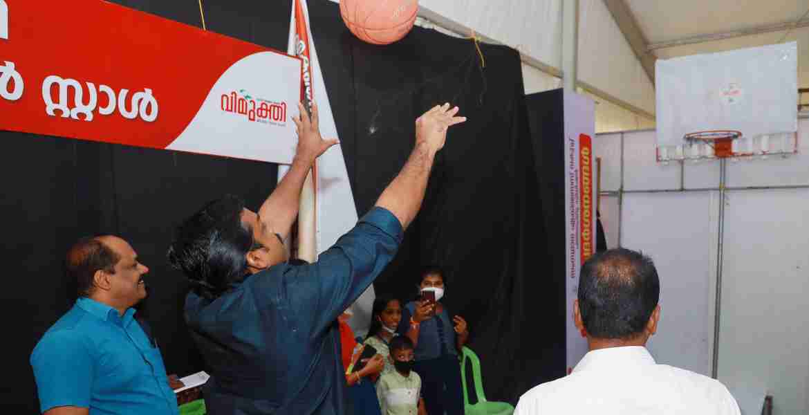  ബോള്‍ കൃത്യമായി ബാസ്‌ക്കറ്റിലിട്ട് സമ്മാനവും വാങ്ങി ജനീഷ് കുമാര്‍ എംഎല്‍എ 