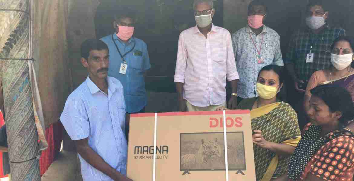 ഓമല്ലൂര്‍ പഞ്ചായത്തിലെ നിര്‍ധന കുടുംബത്തിന്റെ വീട്ടില്‍ വൈദ്യുതി എത്തിച്ചതിനു ശേഷം  കുട്ടികള്‍ക്ക് പഠന സൗകര്യമൊരുക്കുന്നതിന്റെ ഭാഗമായി വീണാ ജോര്‍ജ് എംഎല്‍എ ടിവി കൈമാറുന്നു.