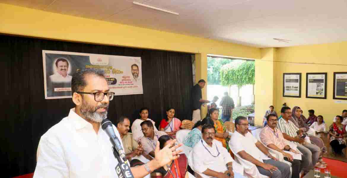 അന്താരാഷ്ട്ര ലഹരിവിരുദ്ധ ദിനാചരണത്തിന്റെ ജില്ലാതല ഉദ്ഘാടനവും നടക്കാവ് ഗവ. വൊക്കേഷണല്‍ ഹയര്‍ സെക്കന്‍ഡറി സ്‌കൂള്‍ ഫോര്‍ ഗേള്‍സിനെ പുകയിലരഹിത വിദ്യാലയമായുള്ള പ്രഖ്യാപനവും അഡ്വ. കെ. ജയന്ത് എം.എല്‍.എ നിര്‍വഹിക്കുന്നു