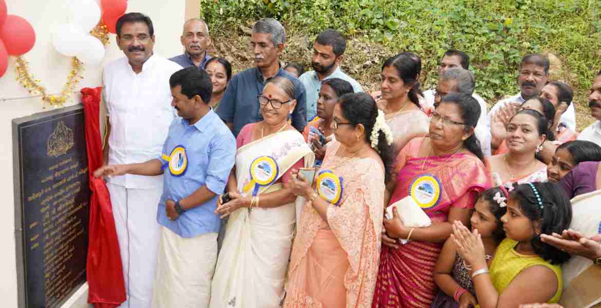 സ്‌കൂള്‍ കെട്ടിടത്തിന്റെ ശിലാഫലക അനാച്ഛാദനം പ്രമോദ് നാരായണ്‍ എം എല്‍ എ നിര്‍വഹിക്കുന്നു