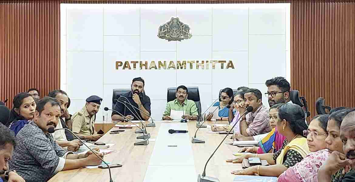 പ്രമോദ് നാരായണ്‍ എംഎല്‍എയുടെ അധ്യക്ഷതയില്‍ കലക്ടറേറ്റ് പമ്പ കോണ്‍ഫറന്‍സ് ഹാളില്‍ നടന്ന തെള്ളിയൂര്‍ക്കാവ് വൃശ്ചിക വാണിഭ നടത്തിപ്പ് അവലോകന യോഗം