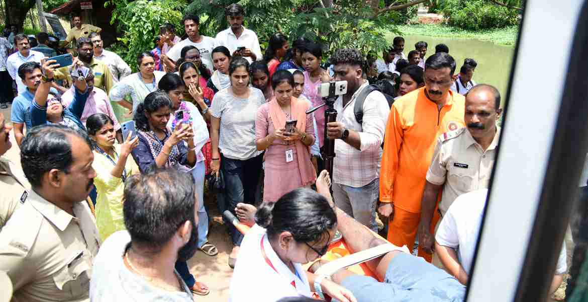 പ്രളയ പ്രതിരോധ പ്രവർത്തനങ്ങളുടെ ഭാഗമായി സംസ്ഥാന ദുരന്തനിവാരണ അതോറിറ്റി, ജില്ലാ ദുരന്തനിവാരണ അതോറിറ്റി, കില എന്നിവയുടെ നേതൃത്വത്തിൽ കോട്ടയം  താലൂക്കിലെ അയ്മനം ഗ്രാമ പഞ്ചായത്തിൽ സംഘടിപ്പിച്ച മോക്ക്ഡ്രിൽ.