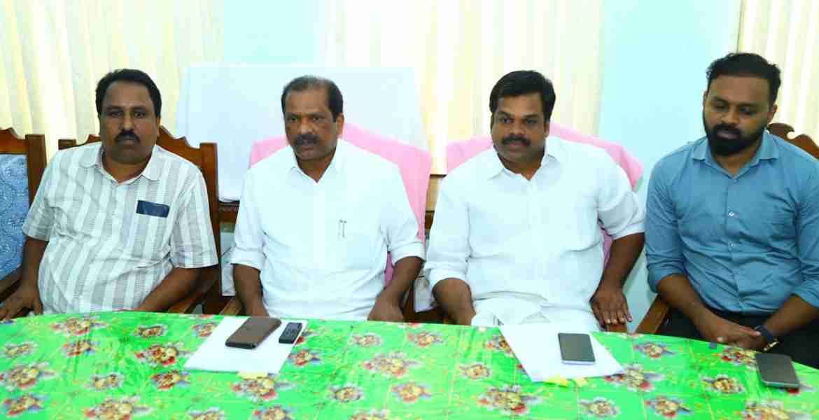മൂഴിയാറിലെ മലമ്പണ്ടാരം കുടുംബങ്ങളുടെ പുനരധിവാസം സംബന്ധിച്ച്  മന്ത്രി ഒ. ആര്‍. കേളുവിന്റെ അധ്യക്ഷതയില്‍ മൂഴിയാര്‍ കെഎസ്ഇബി ഇന്‍സ്‌പെക്ഷന്‍ ബംഗ്ലാവില്‍ ചേര്‍ന്ന യോഗം