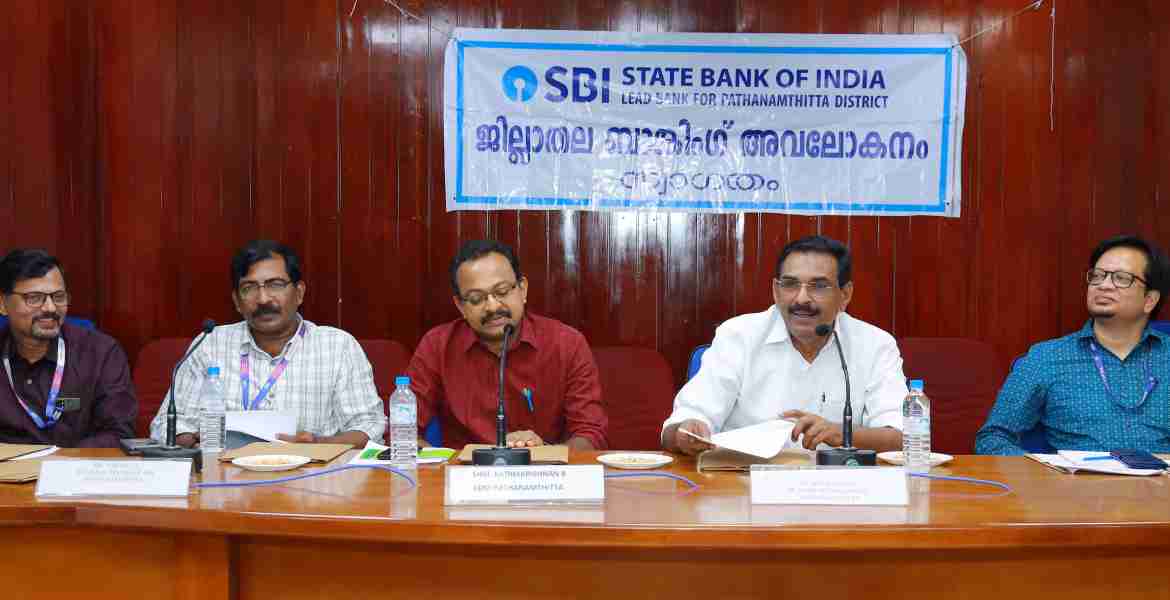 ജില്ലാതല ബാങ്കിംഗ് അവലോകന സമിതി യോഗത്തില്‍ ആന്റോ ആന്റണി എംപി സംസാരിക്കുന്നു.